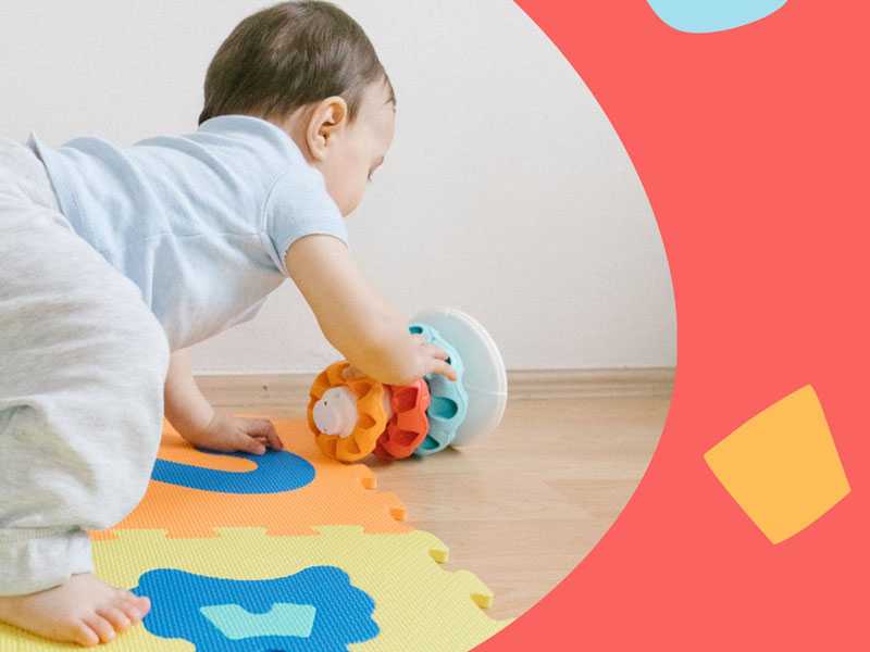 Imagem de um bebê brincando com um brinquedo colorido feito especialmente para o desenvolvimento psicomotor
